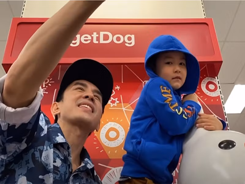 Anh Bo thường xuyên lưu giữ hình ảnh bên con trai.