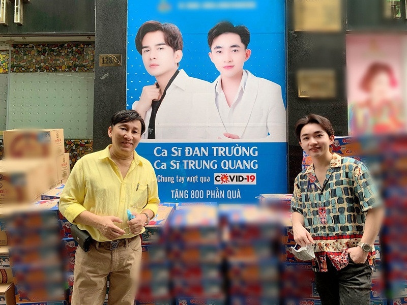 Từ Mỹ, Đan Trường cùng học trò Trung Quang tặng cho người dân 800 phần quà chống dịch. Anh Bo chia sẻ: "Những phần quà từ phía Đan Trường, Trung Quang cùng các công ty đối tác tuy nhỏ bé nhưng mong rằng nó sẽ là tiếp thêm động lực, giúp người dân khắc phục được phần nào khó khăn để cùng đoàn kết chống dịch. Bởi Trường nghĩ trong giai đoạn này, tinh thần đoàn kết, lạc quan là điều cần thiết hơn bao giờ hết. Hy vọng mọi người sẽ ý thức chấp hành những quy định của nhà nước để đẩy lùi dịch bệnh".