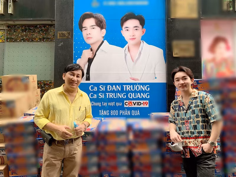 Từ Mỹ, Đan Trường cùng học trò Trung Quang tặng cho người dân 800 phần quà chống dịch. Anh Bo chia sẻ: "Những phần quà từ phía Đan Trường, Trung Quang cùng các công ty đối tác tuy nhỏ bé nhưng mong rằng nó sẽ là tiếp thêm động lực, giúp người dân khắc phục được phần nào khó khăn để cùng đoàn kết chống dịch. Bởi Trường nghĩ trong giai đoạn này, tinh thần đoàn kết, lạc quan là điều cần thiết hơn bao giờ hết. Hy vọng mọi người sẽ ý thức chấp hành những quy định của nhà nước để đẩy lùi dịch bệnh".