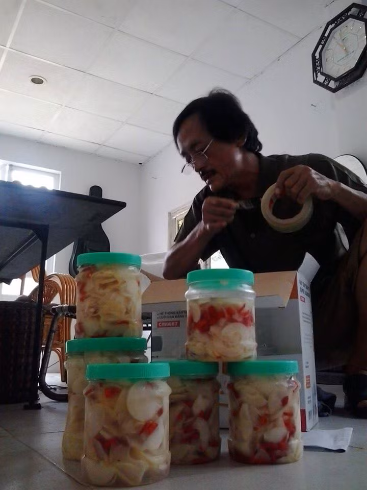 Anh thường xuyên gửi tặng người thân, bạn bè và đồng nghiệp những món quà dân dã. "Có món gì ngon, tôi cũng muốn làm thiết đãi bạn bè. Thường, tôi hay gọi bạn bè sang nhà cùng thưởng thức. Bà con cả làng, cả huyện đều biết nhà tôi và thường xuyên ghé chơi", Giang Còi cho biết.