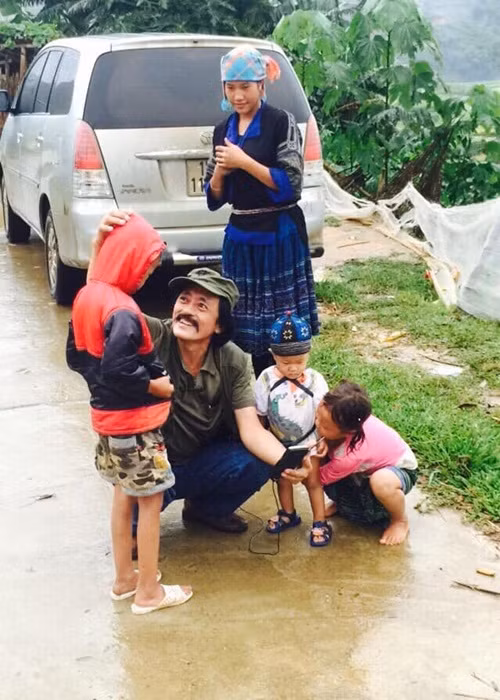 Giang Còi được khán giả yêu mến còn bởi sự thân thiện. Hiện tại, nhiều người hy vọng sức khỏe của Giang Còi sẽ khả quan hơn.