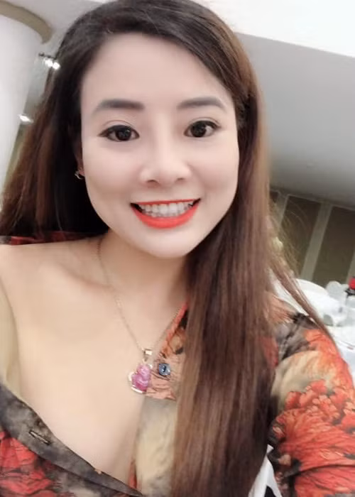 Ngoài công việc làm bầu show, Thúy Nhân còn là cổ đông và giám đốc thương hiệu, giám đốc marketing của một cơ sở nha khoa thẩm mỹ.