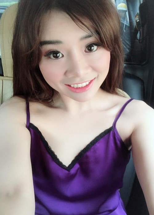 Theo Thế giới doanh nhân, Nguyễn Thúy Nhân từng vất vả mưu sinh. Cô làm ô sin, tạp vụ bán trà đá để có tiền trang trải học hành. Sau khi học xong ngành kế toán và có thời gian trải nghiệm với nghề này, Thúy Nhân lại gắn bó với công việc bầu show tại Hà Nội.