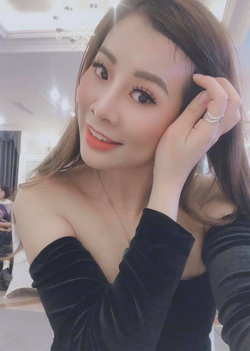 Thúy Nhân chuộng váy áo khoe vai trần quyến rũ ở đời thường.