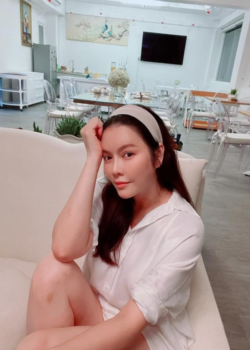 Lý Nhã Kỳ không dự Cannes 2021 nhưng vẫn theo dõi lễ khai mạc từ xa. Hiện tại, cô ở nhà tránh dịch.