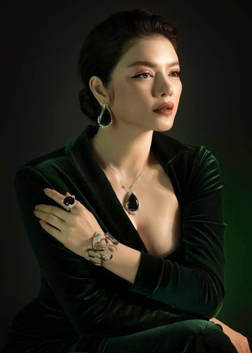 Cô tâm sự: "Sáng sớm được mẹ nhắn tin với dòng chữ “con hãy bình tâm, nhẫn”. Mẹ chính là người phụ nữ mà con ngưỡng mộ nhất trong cuộc đời. Cách mẹ yêu bố, thương chúng con và hy sinh cho gia đình luôn làm con muốn được noi theo và thầm nghĩ con sẽ cố gắng được như mẹ khi con có gia đình riêng. Cách mẹ sống với chữ nhẫn làm con khâm phục lắm. Con nghĩ không phải ai cũng có thể sống bằng chữ nhẫn tốt như vậy, nên bây giờ con đang học cách viết chữ nhẫn thật tốt trước nha mẹ. Mẹ an tâm về con gái mình nhé. Yêu mẹ".