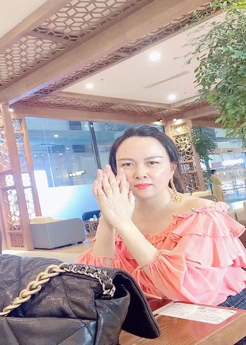 Trước tin đồn dao kéo gương mặt, bạn gái cũ của Quách Ngọc Ngoan phủ nhận. "Chưa bao giờ Phượng tốn tiền cho dao kéo mà bí kíp đây này. Chăm chỉ làm việc, chăm chỉ ăn nhiều, chăm chỉ tập luyện và chăm yêu đời, yêu người, yêu thiên nhiên”, cô chia sẻ.