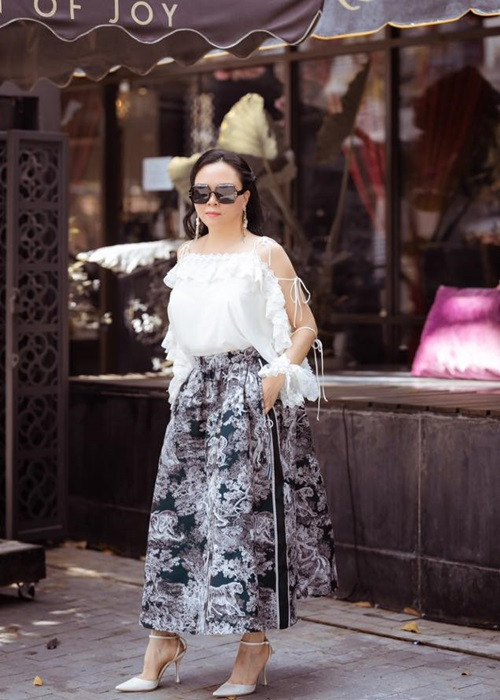 Phượng Chanel ngày càng trẻ trung, gợi cảm.