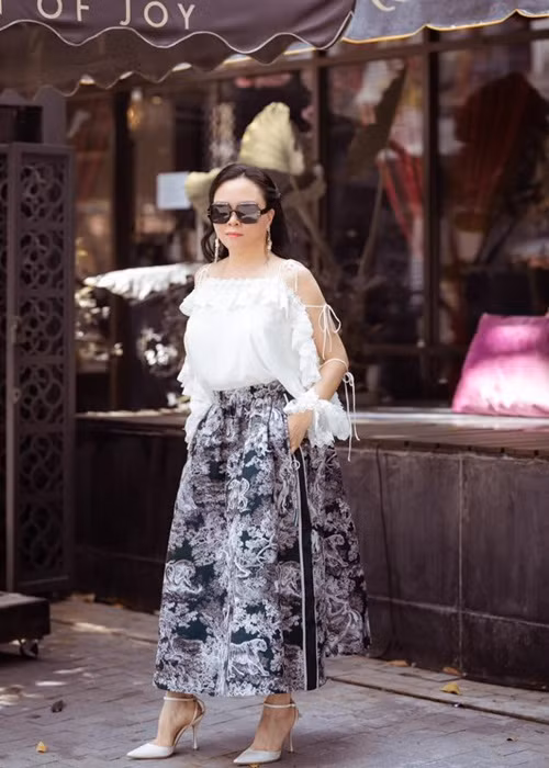 Phượng Chanel ngày càng trẻ trung, gợi cảm.