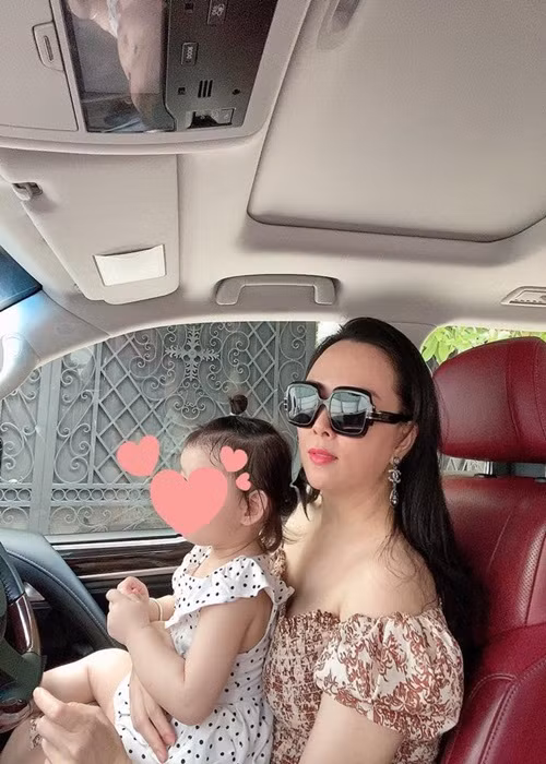 Tình cũ của Quách Ngọc Ngoan từng nhắc về bố lẫn ông bà nội của con gái. "Thế là Sài Gòn giãn cách làm cháu không bay vào, cháu nhớ ba cháu, nhớ ông bà nội lắm ạ", Phượng Chanel viết.