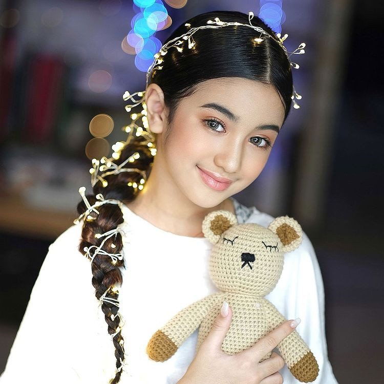 Mới đây, công chúa Campuchia gây sốt trong cộng đồng mạng Thái Lan khi cover bài hát "Kuet" của P'Bird Thongchai bằng tiếng Thái và tiếng Trung.