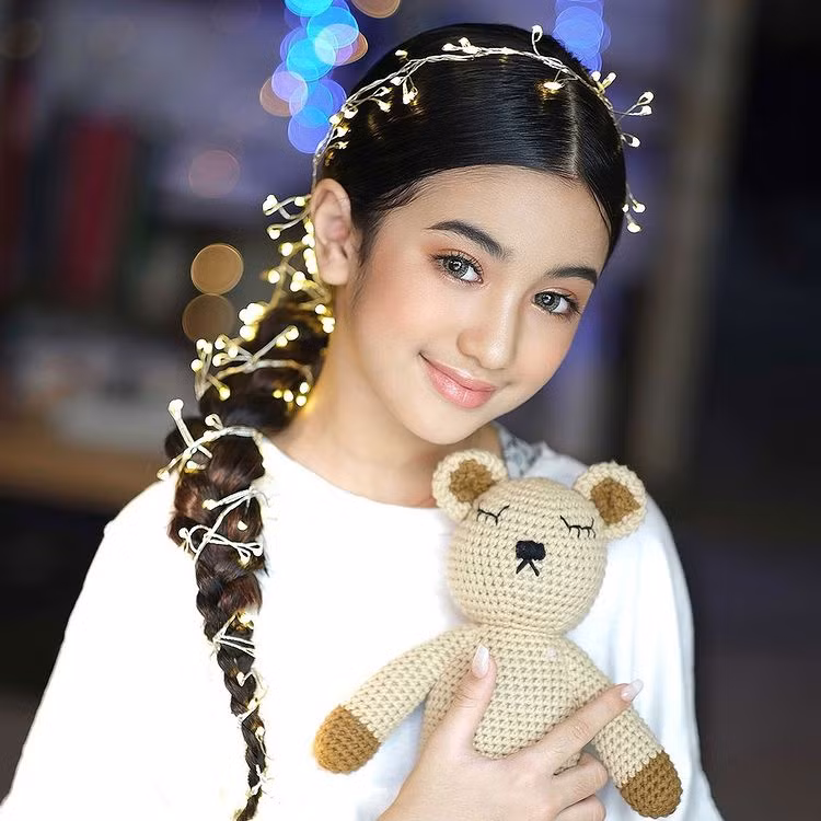 Mới đây, công chúa Campuchia gây sốt trong cộng đồng mạng Thái Lan khi cover bài hát "Kuet" của P'Bird Thongchai bằng tiếng Thái và tiếng Trung.