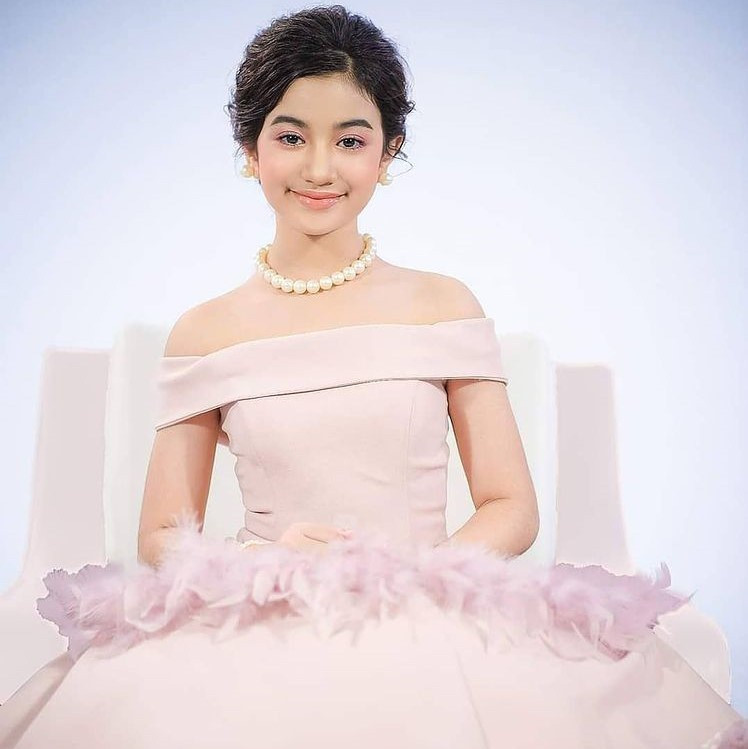 Nhờ ngoại hình cùng tài năng nổi bật, Jenna sớm bước chân vào làng giải trí với vai trò diễn viên, ca sĩ kiêm người mẫu và vũ công. Trang Instagram cá nhân của cô thu hút gần 500.000 người theo dõi, không chỉ nổi tiếng trong nước mà còn có lượng fan lớn ở Thái Lan. Jenna cũng là thành viên hiếm hoi của hoàng gia trở thành nghệ sĩ.