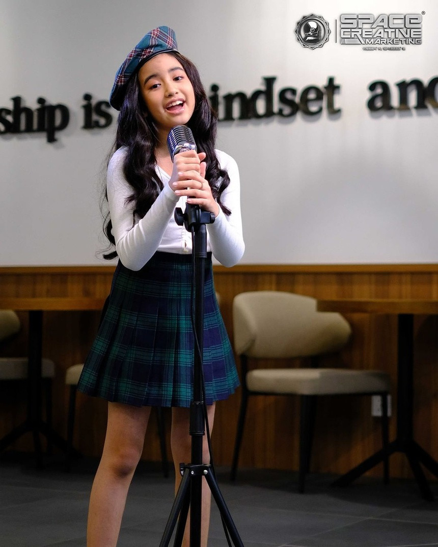 Jenna có thể hát nhiều thể loại nhạc từ các bài hát quốc tế, nhạc đồng quê, rap và opera. Cô còn lập kênh vlog cá nhân và đã có hơn 400.000 người đăng ký.