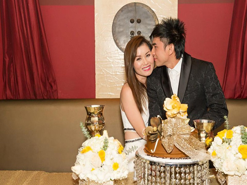 Đan Trường nhiều lần khen vợ hết lời: “Vợ tôi là con nhà danh giá” hay gửi lời cảm ơn đến vợ: "Tôi chỉ biết cảm ơn Thủy Tiên đồng hành cùng tôi trong bao năm qua. Cảm ơn Thủy Tiên luôn thấu hiểu và thông cảm. Cảm ơn Thủy Tiên đã sinh ra Thiên Từ cho Đan Trường”.