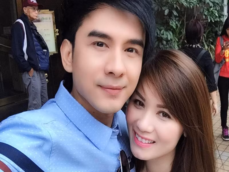 Bà xã của Đan Trường cũng dành nhiều lời khen cho chồng. Theo lời Thủy Tiên, ông xã luôn giúp cô nấu ăn và mỗi khi thấy cô gặp áp lực về công việc anh lại lên kế hoạch để hai vợ chồng đi du lịch.