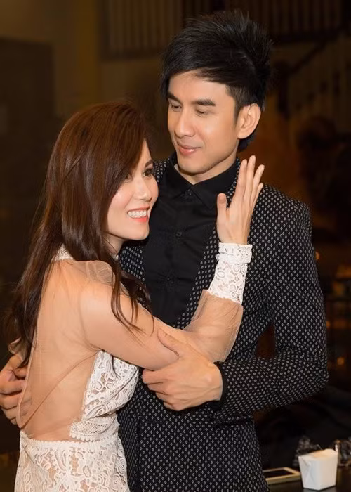 Trong hôn nhân, Đan Trường nhịn vợ rất nhiều để giữ gìn hạnh phúc bởi hai người rất khắc khẩu. “Khi có mâu thuẫn, cả hai xung đột ý kiến tôi nhường vợ đúng luôn. Tôi hay đùa với mọi người "xưa Đan Trường hét ra lửa, giờ chỉ hét ra khói", nam ca sĩ chia sẻ.