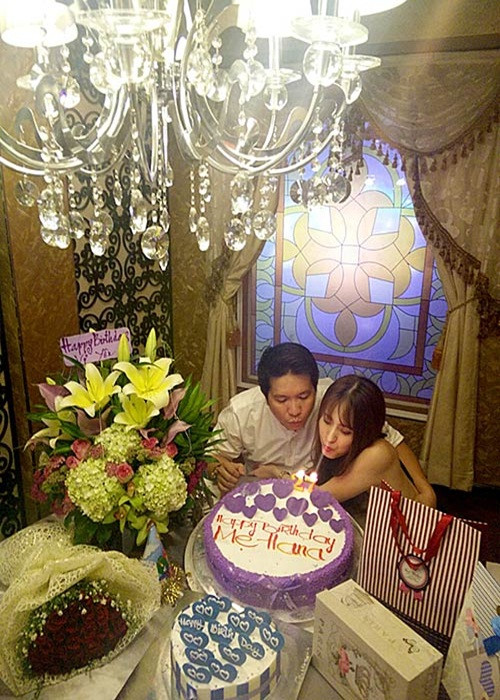 Kết hôn được 9 năm, có 3 cô con gái, Di Băng và ông xã vẫn mặn nồng như hồi mới yêu. Ảnh: Khám phá