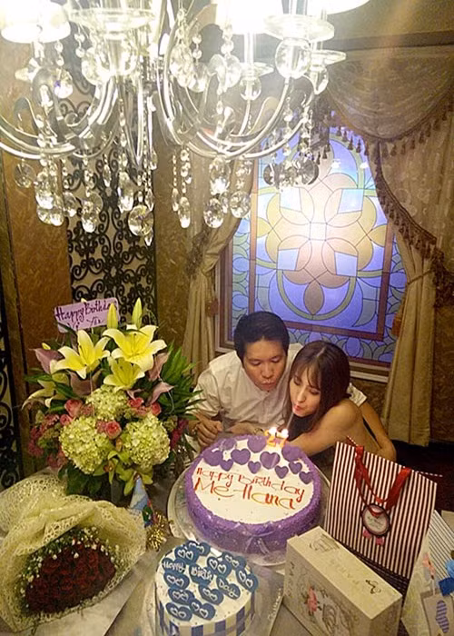 Kết hôn được 9 năm, có 3 cô con gái, Di Băng và ông xã vẫn mặn nồng như hồi mới yêu. Ảnh: Khám phá