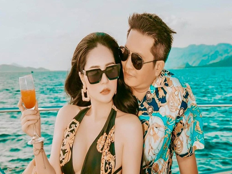 Khi mang bầu lần 2, nữ ca sĩ được chồng tặng căn biệt thự trị giá 22 tỷ đồng. Dịp sinh nhật năm nay, Di Băng được chồng tặng siêu xe màu cam Mercedes AMG G63 trị giá 13,5 tỷ đồng.