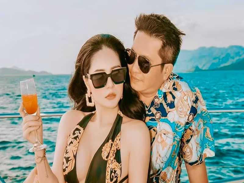 Khi mang bầu lần 2, nữ ca sĩ được chồng tặng căn biệt thự trị giá 22 tỷ đồng. Dịp sinh nhật năm nay, Di Băng được chồng tặng siêu xe màu cam Mercedes AMG G63 trị giá 13,5 tỷ đồng.