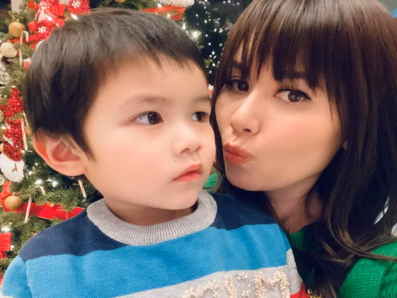 Nhận được lời khuyên từ Đan Trường, Thủy Tiên chăm chút vẻ ngoài hơn. Cô dành thời gian dùng kem dưỡng da, chịu khó trang điểm, chọn đồ trẻ trung, năng động hơn.