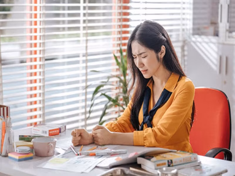 Trước Lan Khuê, không ít sao Việt đăng tin giả về COVID-19 bị tuýt còi. Năm 2020, trên trang cá nhân, nữ ca sĩ Hòa Minzy đăng tải thông tin giả phát ngôn của Phó thủ tướng Vũ Đức Đam. Ngoài bị cư dân mạng ném đá, giọng ca “Rời bỏ” còn bị phạt 7,5 triệu đồng. Ảnh: Vietnamnet