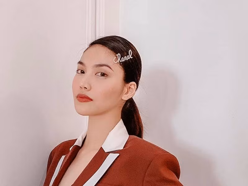 Phát ngôn của Lan Khuê bị cho thiếu chính xác, gây hoang mang dư luận. Trước làn sóng chỉ trích từ cư dân mạng, bà mẹ một con gỡ bài đăng đồng thời gửi lời xin lỗi đến khán giả. “Khuê biết mọi lý do giải thích, dù như thế nào thì cũng không phù hợp với tình hình này. Đây là lỗi của Khuê, Khuê xin nhận”, cô viết.