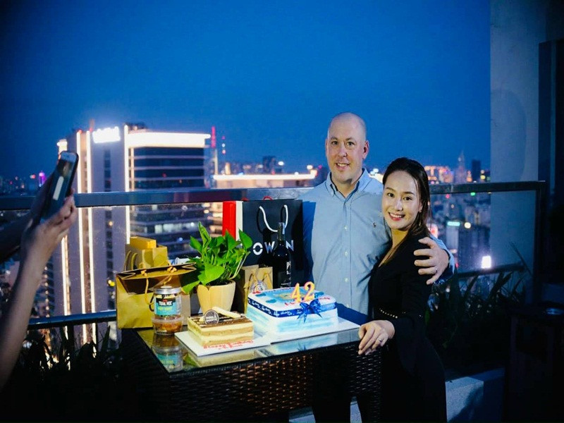 Thu Phượng chia sẻ trên Dân Việt, lý do cô tin tưởng ông xã và chấm dứt cuộc sống mẹ đơn thân: “Yvain là một người đàn ông lịch sự, rất tốt bụng và cực kỳ hiền lành”.