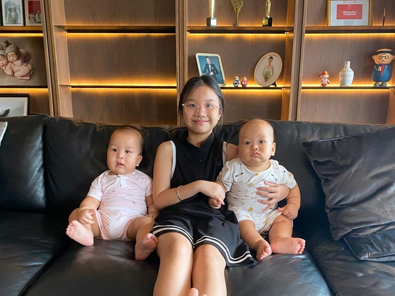 Thành Trung khẳng định, anh còn may mắn bởi con gái đầu lòng rất hiểu anh. Theo Thu Phượng, bé Zon nhận được nhiều tình yêu thương từ gia đình riêng của ba.