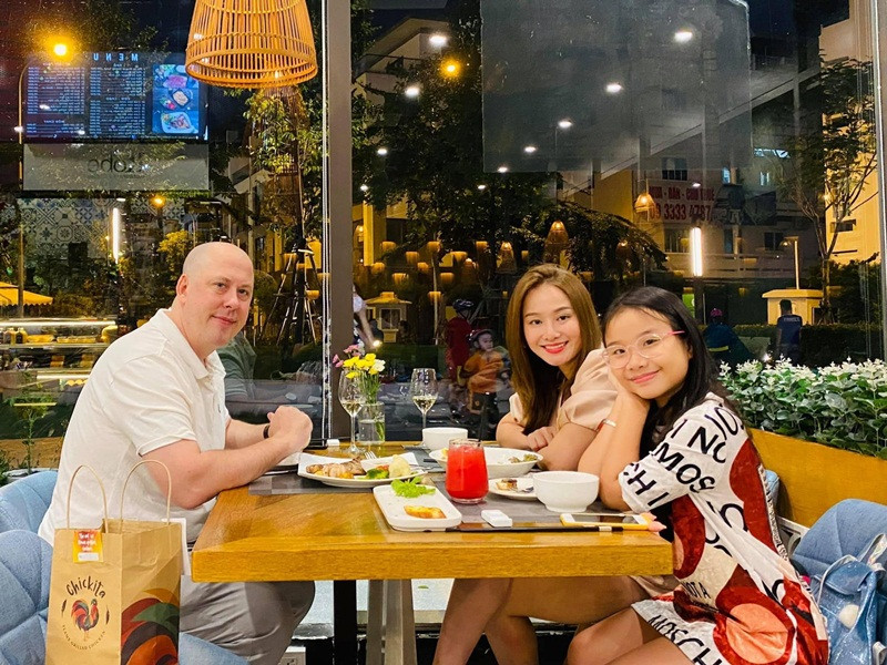 Thu Phượng cho biết, vợ chồng cô và bé Zon hiện tại như một gia đình ruột thịt, máu mủ.