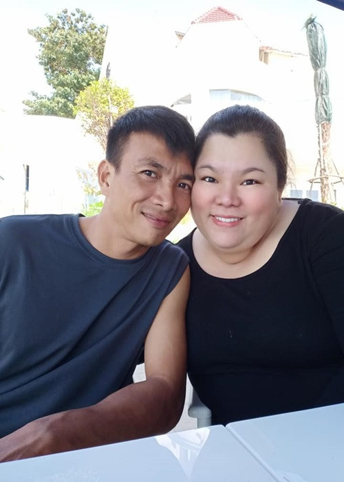 Sau khi kết hôn, vợ chồng Tuyền Mập chấp nhận yêu xa như hồi hẹn hò. Nữ diễn viên cho biết, cả hai vợ chồng đều có công việc ổn định, nếu chồng bỏ việc để được ở gần vợ con sẽ ảnh hưởng đến kinh tế gia đình. Tuyền Mập kể chồng chỉ tranh thủ về thăm mẹ con một vài ngày trong tuần.