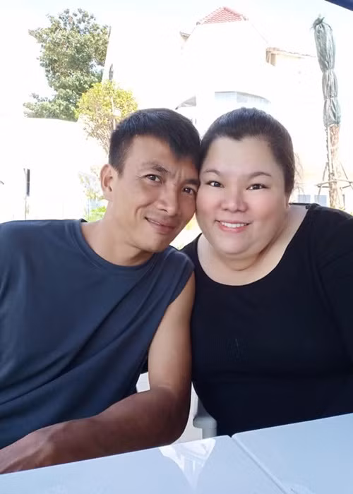 Sau khi kết hôn, vợ chồng Tuyền Mập chấp nhận yêu xa như hồi hẹn hò. Nữ diễn viên cho biết, cả hai vợ chồng đều có công việc ổn định, nếu chồng bỏ việc để được ở gần vợ con sẽ ảnh hưởng đến kinh tế gia đình. Tuyền Mập kể chồng chỉ tranh thủ về thăm mẹ con một vài ngày trong tuần.