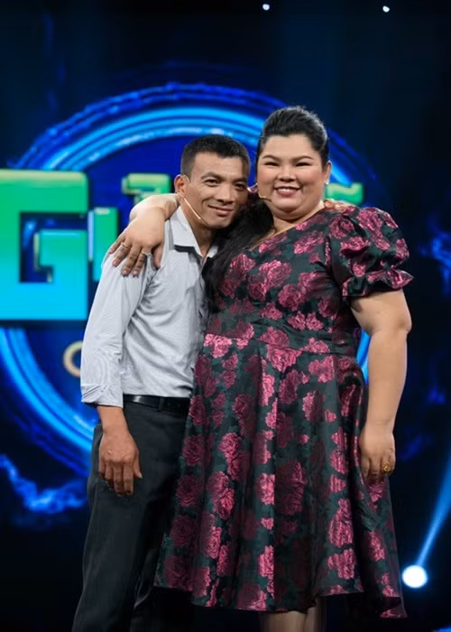 Vài tháng sau cuộc đấu khẩu, Hiếu Nghĩa muốn bắt chuyện làm quen Tuyền Mập. Sau 4-5 tháng nói chuyện điện thoại, Hiếu Nghĩa chủ động gặp mặt. Anh thừa nhận, ấn tượng đầu tiên là ngoại hình có phần quá khổ của Tuyền Mập. Ảnh: Dân Việt