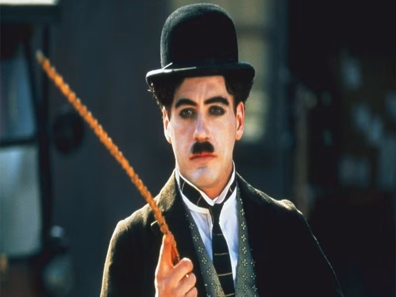 Bước ngoặt trong sự nghiệp của Robert là vai diễn Charlie Chaplin trong phim "Chaplin" do Richard Attenborough đạo diễn. Tài tử được đề cử tại giải Oscar, Quả Cầu Vàng và BAFTA ở hạng mục Nam chính xuất sắc. Song anh không giành giải thưởng. Ảnh: VOV