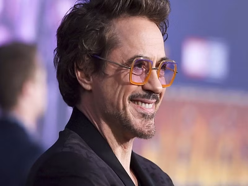 Robert Downey Jr. là một diễn viên nổi tiếng thế giới. Anh sinh ra trong một gia đình có truyền thống nghệ thuật. Cha của nam tài tử là diễn viên, đạo diễn kiêm nhà sản xuất phim Robert Downey. Mẹ của anh là diễn viên Elsie Downey. 5 tuổi, Robert đóng phim "Pound" do bố anh làm đạo diễn. Ảnh: An ninh thủ đô