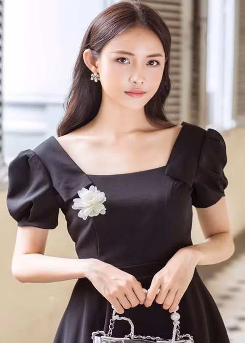 Trong 10 năm qua, Trương Mỹ Nhân trả nợ cho mẹ ruột. Chân dài cho biết, cô vẫn phải trả nợ ngân hàng cho món nợ cách đây 3-4 năm (trả góp 10 năm trả 4 triệu/tháng).