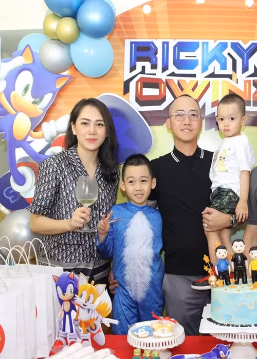 Ngọc Thạch cũng là "gà cưng" một thời của Khắc Tiệp. Cô rời showbiz vào năm 2013 khi lên xe hoa với thiếu gia Đỗ Bình Dương. Ngọc Thạch hiện tại kinh doanh. Sau khi kết hôn, cô sinh hai con trai, sống khá kín tiếng.