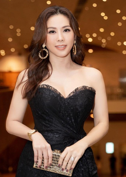 Giữa lùm xùm, Thu Hoài cho rằng nếu có cơ sở, chứng cứ thì ban tổ chức Hoa hậu Việt Nam phải nêu tên tuổi rõ ràng chứ không nên chơi đánh đố dư luận, để nhiều người đoán già đoán non và đồn đại những thông tin thất thiệt, như vậy là thiếu tôn trọng dư luận.