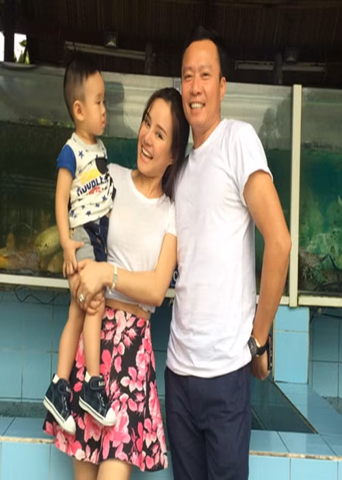 Vy Oanh lập tức khẳng định cô và doanh nhân Lê Thiện là vợ chồng hợp pháp. Ngoài ra, trên trang cá nhân, Vy Oanh còn tố ngược, chính Cẩm Vân là người thứ ba chen vào mối quan hệ giữa Lê Thiện và người vợ đầu tiên của anh.