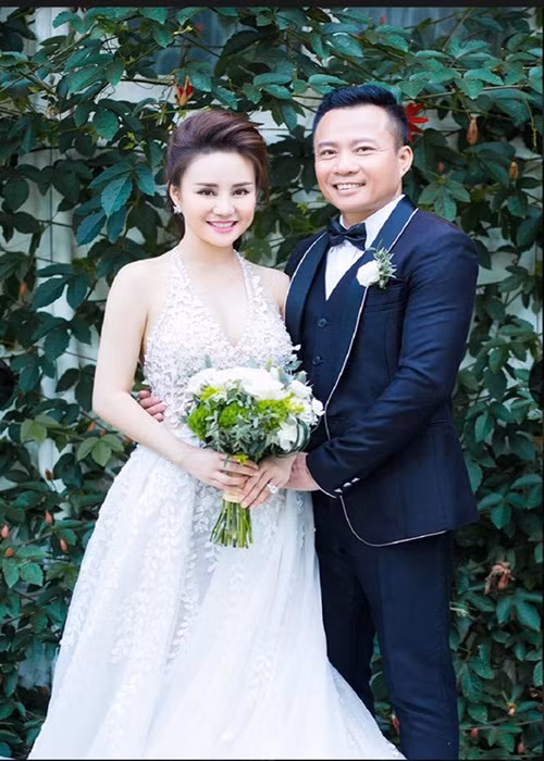 Vy Oanh còn trở thành tâm điểm của dư luận khi lời qua tiếng lại với người cũ của chồng. Cụ thể, năm 2017, một cư dân mạng tự nhận là bạn thân của vợ cũ chồng Vy Oanh. Người này cho rằng Vy Oanh là người thứ ba. Ảnh: Đẹp