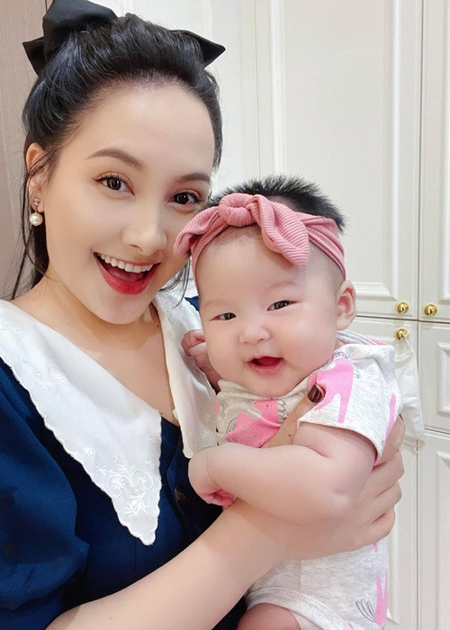 Nữ diễn viên thường xuyên chia sẻ hình ảnh con gái nhỏ trên trang cá nhân, không ngại công khai ảnh cận mặt.