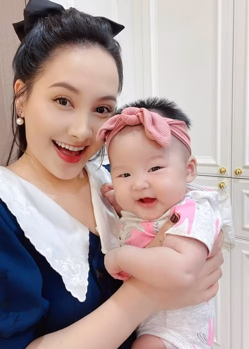 Nữ diễn viên thường xuyên chia sẻ hình ảnh con gái nhỏ trên trang cá nhân, không ngại công khai ảnh cận mặt.