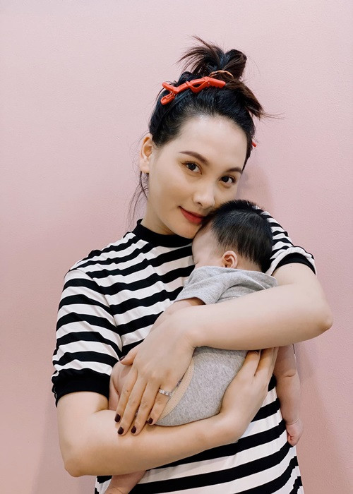 Con gái của nữ diễn viên được khen kháu khỉnh.