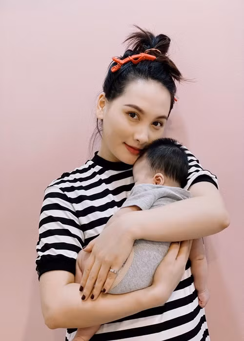 Con gái của nữ diễn viên được khen kháu khỉnh.