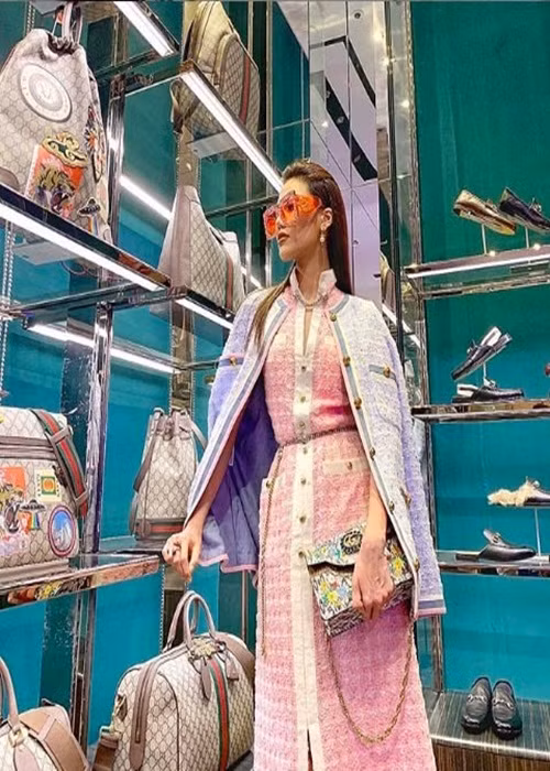 Ngoài ở biệt thự, Lan Khuê còn thường xuyên khoác lên mình trang phục, phụ kiện hàng hiệu.