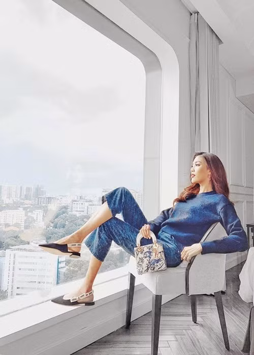 Bộ sưu tập túi xách hàng hiệu hàng tỷ đồng phần nào cho thấy cuộc sống sung túc của Lan Khuê.