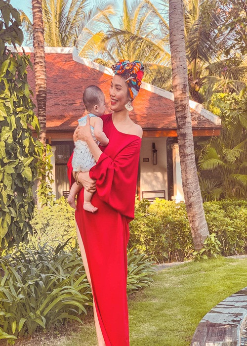 Sau khi kết hôn, Lan Khuê ngày càng đảm đang. Cô thường tự tay nấu ăn cho chồng con.