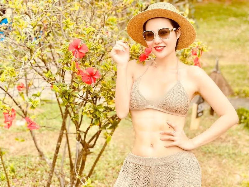 Thanh Hương tự tin khoe dáng trong trang phục áo tắm.