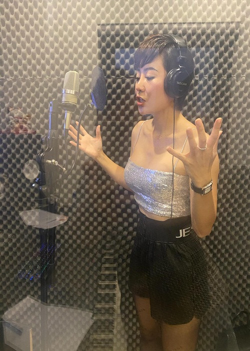 Nữ diễn viên khẳng định, cô không gợi cảm quá đà. "Hương không phải là người quá mạo hiểm để chia sẻ trên trang cá nhân những hình ảnh gợi cảm quá đà. Trong quá trình chụp một bộ ảnh, có những bước hình cực kỳ nóng và trước những tấm hình như thế Hương phải cân nhắc, đắn đo xem mình có nên chia sẻ công khai hay không và rồi cuối cùng Hương giữ sự an toàn bằng việc cất nó đi. Những bức ảnh Thanh Hương chia sẻ gợi cảm vừa đủ chứ không hề phản cảm. Bản thân Hương là người có gia đình nên thận trọng trong việc giữ gìn hình ảnh", Thanh Hương chia sẻ.